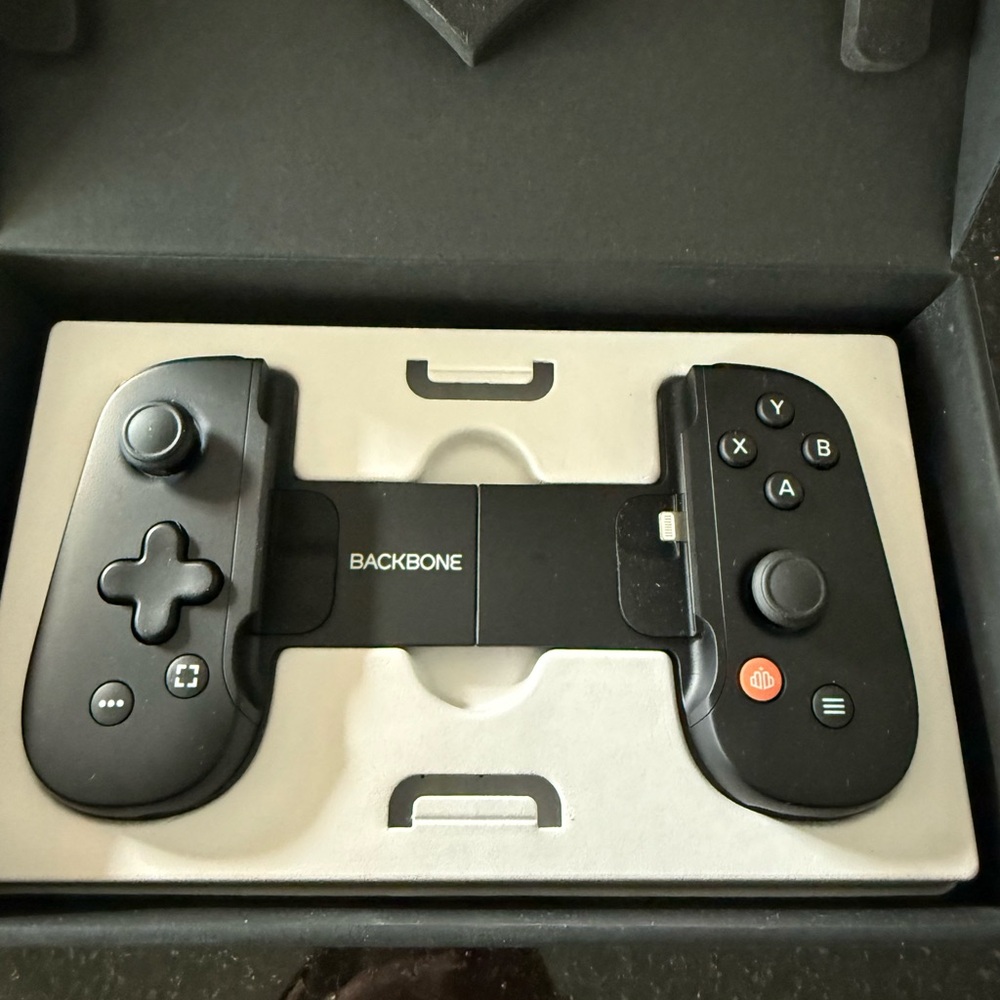 Black Gaming Controller for Mobile Devices - Picture 2 of 6